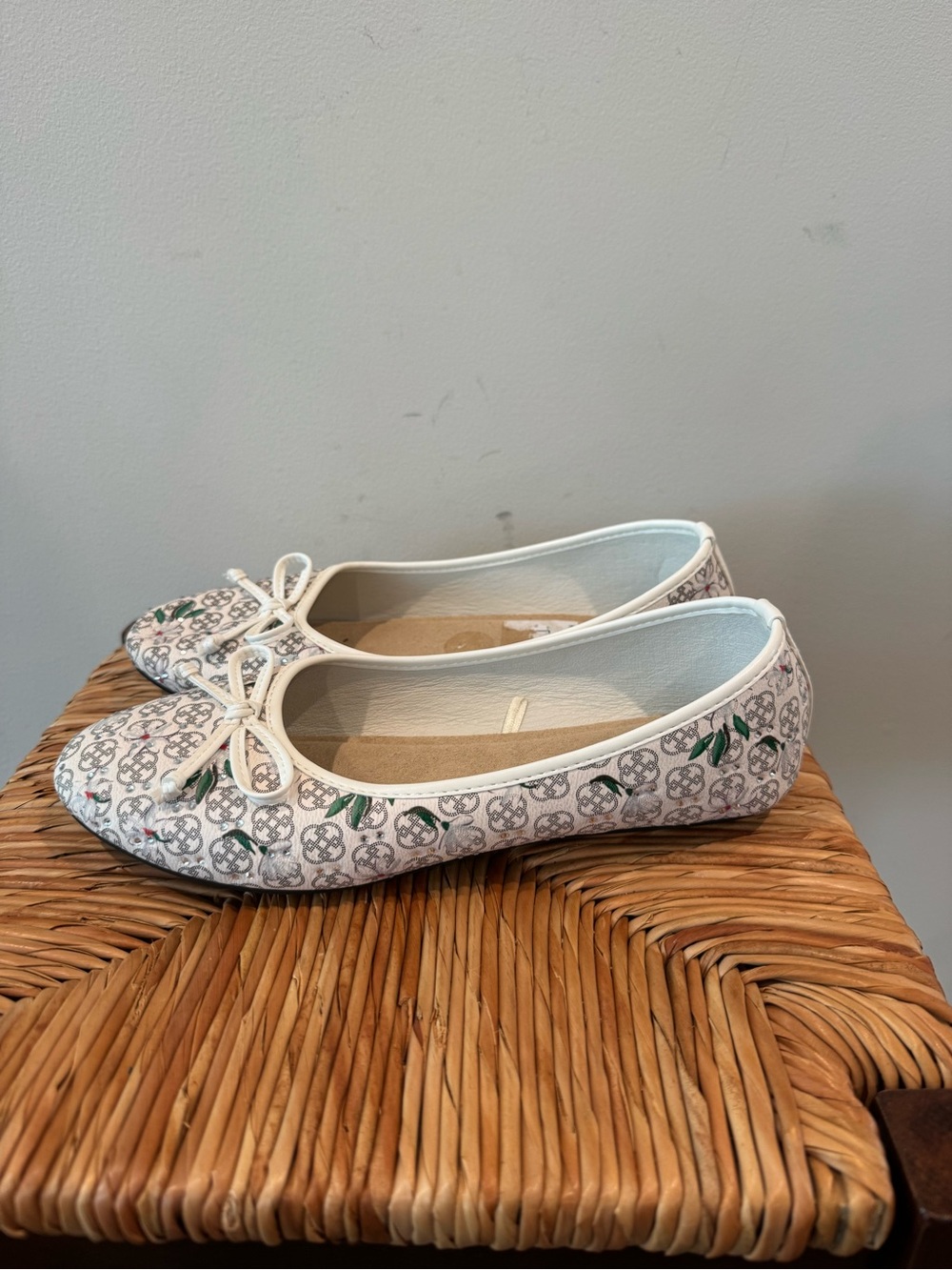 Daisy Fuentes White Patterned Ballet Flats with Bow Trim size 11w